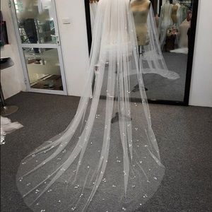 3D Floral appliqué veil